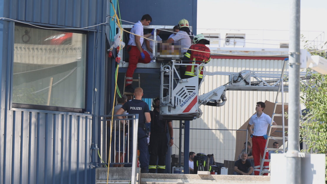 Personenrettung in Wels-Neustadt: Arbeiter stürzte innerhalb einer Leuchtreklame aus größerer Höhe ab